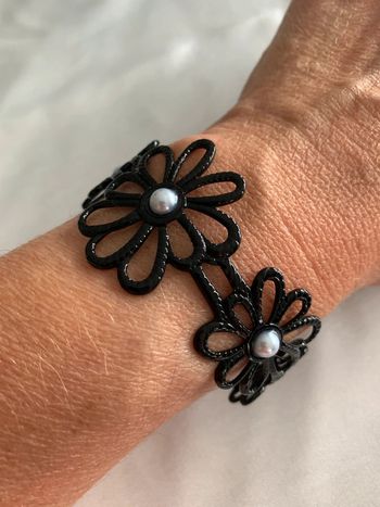 Bracelet jonc noir bohème ouvert fleur perle blanche ajustable