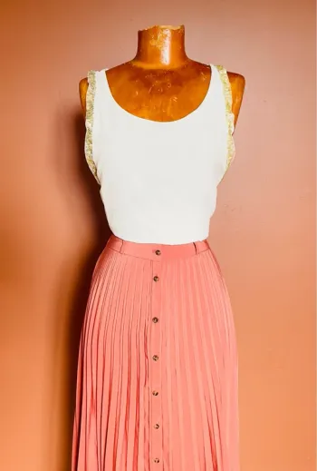 Blouse blanche sans manche, détails sequins dorés
