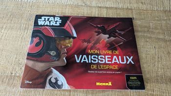 Livre avec des vaisseaux Star Wars à construire