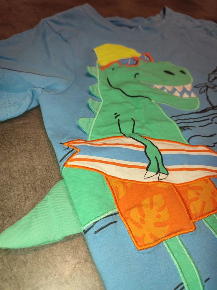 t-shirt bleu dinosaure à la plage - photo numéro 2