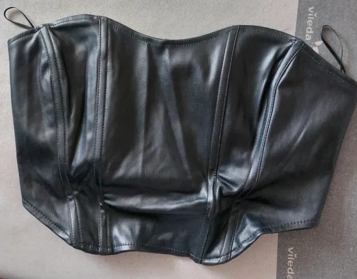 Superbe bustier en simili cuir noir Taille M