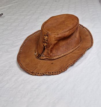 Ancienne chapeaux en cuir  , cousu à la main  , marron , vintage  , homme , femme