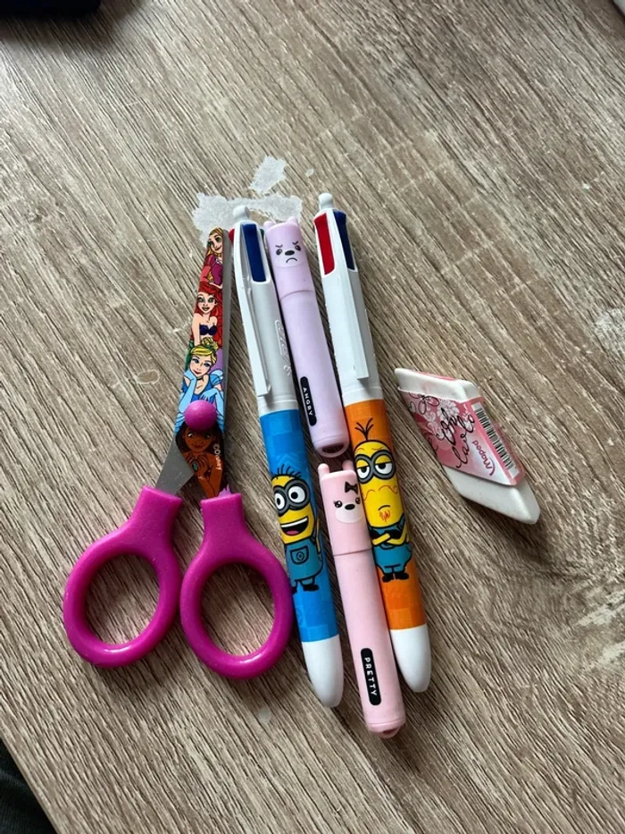 Lot fournitures scolaires les minion princesse Disney