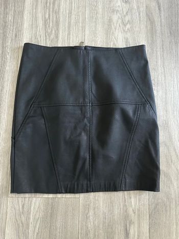 Minijupe noire en similicuir épais Only T38 M