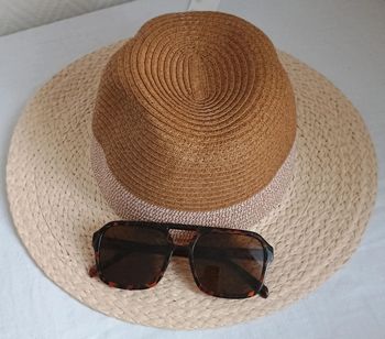 Chapeau soleil été et lunettes de soleil
