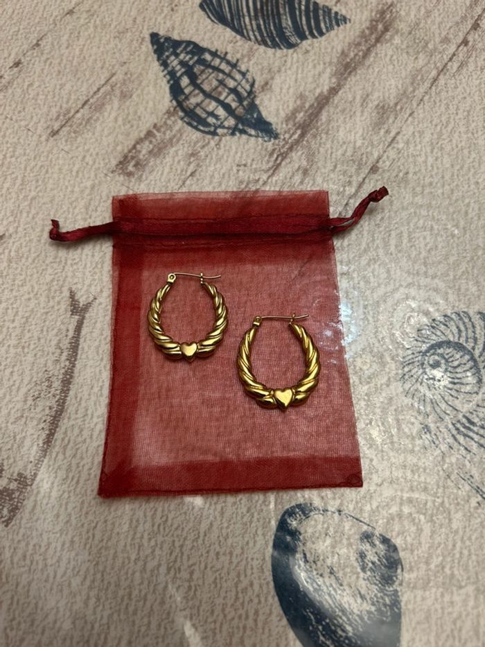 Boucles d’oreilles détails cœurs