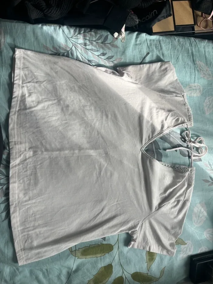 Top femme col en V taille XL très bon état - photo numéro 2