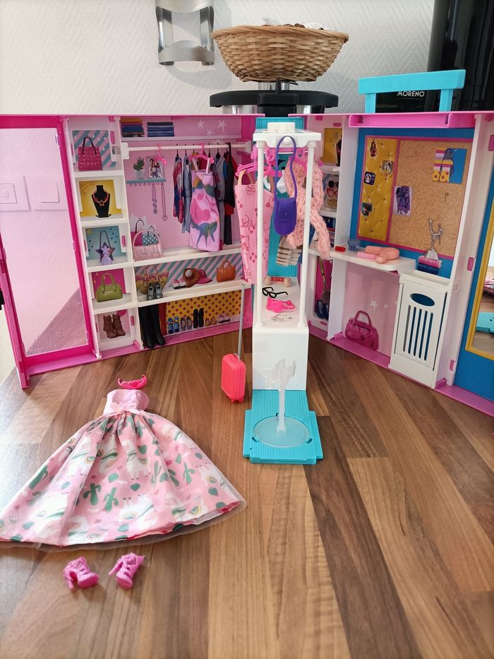 Dressing XXL Barbie + tenues et nombreux accessoires - photo numéro 5