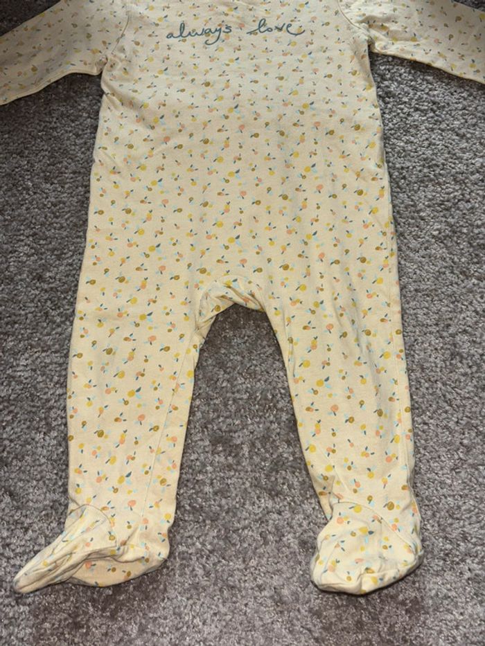 🌺Pyjama 1 pièce/ Grenouillère jaune pastel au motif fruits écrit Always Love Taille 12mois/73-76cm🌺 - photo numéro 2