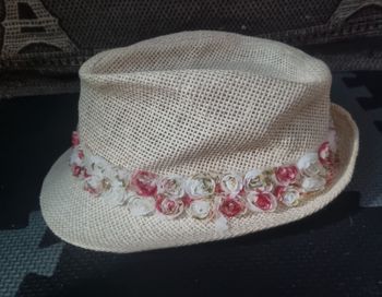 Chapeau beige à fleur 56