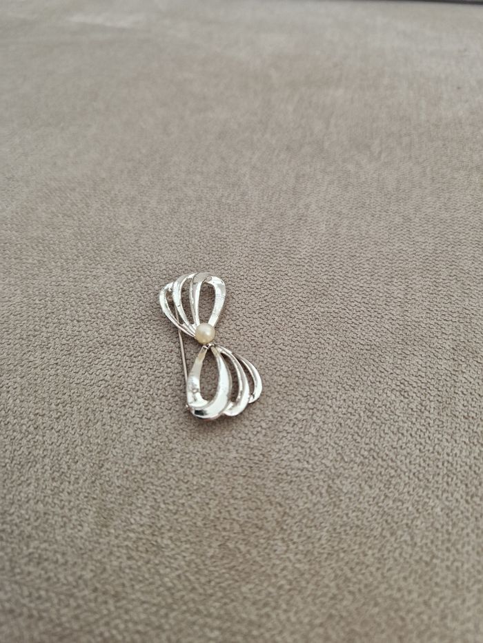 Broche vintage argenté motif noeud avec sa perle - photo numéro 7