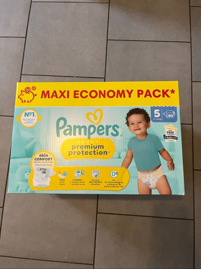 Un carton de couches Pampers, premium taille 5