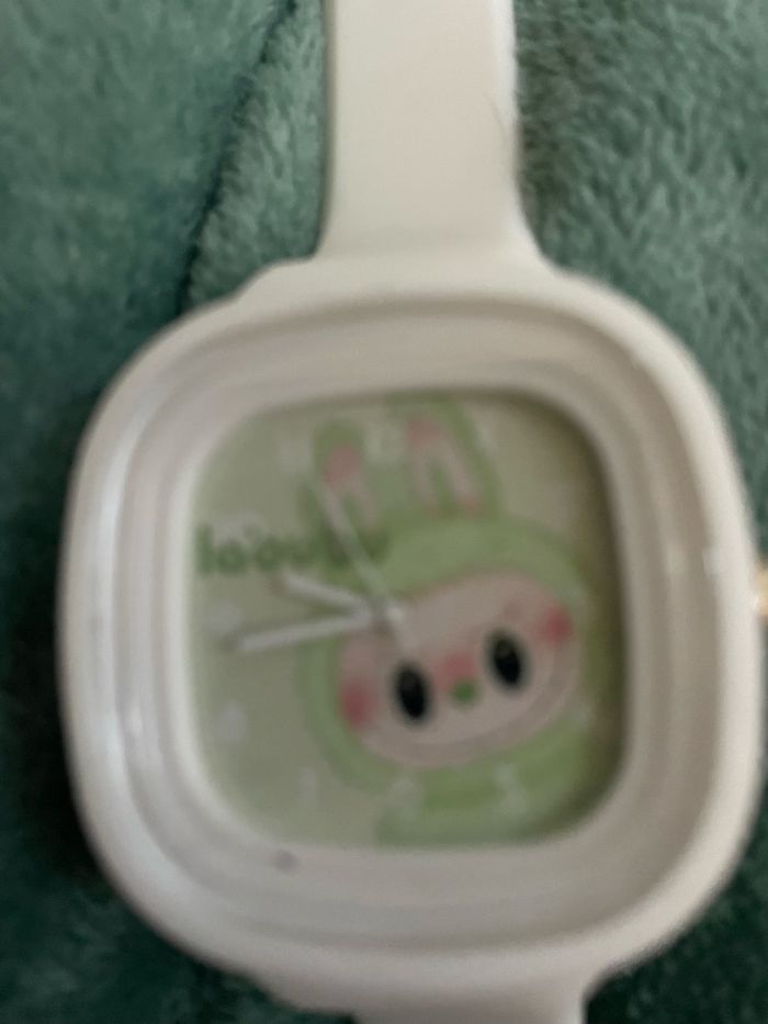 Montre Labubu tendance blanche avec fond vert menthe très classe - photo numéro 2