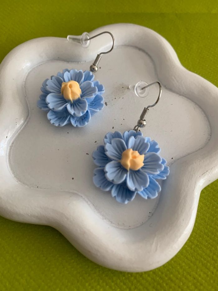 Boucles d’oreilles fleur bleue en résine - photo numéro 4