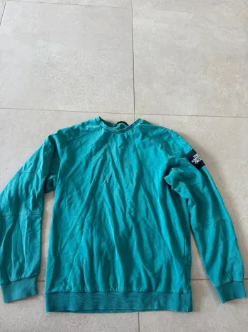 Sweat The North Face, taille M, bon état mais il ya un défaut à l'arrière