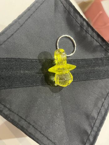 Porte clé tétine jaune translucide