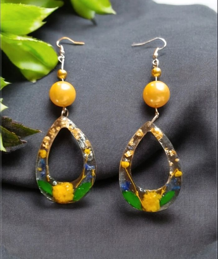 Boucles d'oreilles pendante en résine florale