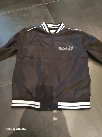 Veste habillée mi saison très peu portée (1 ou 2 fois) donc parfait état taille 14 ans