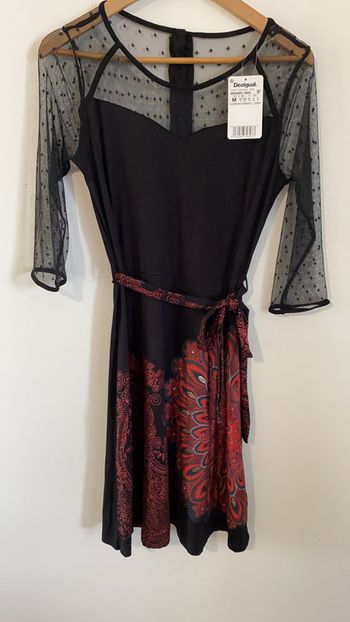 Robe noire avec jolis motifs
