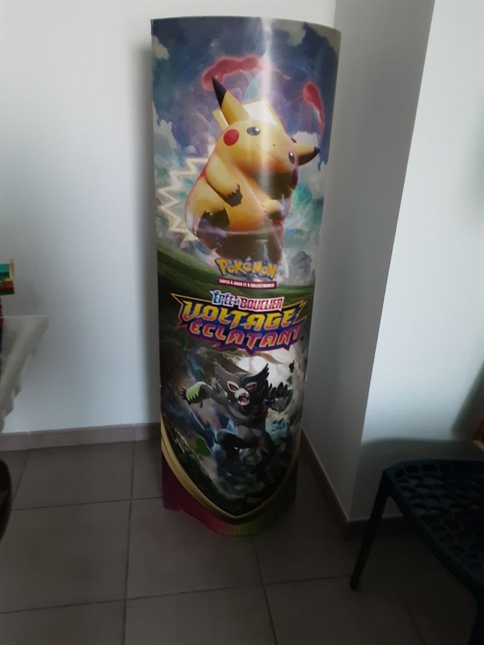 Panneau pliable  en carton publicitaire marque pokemon recto verso de 1m 50 de hauteur sur 60 cm de largueur - photo numéro 2