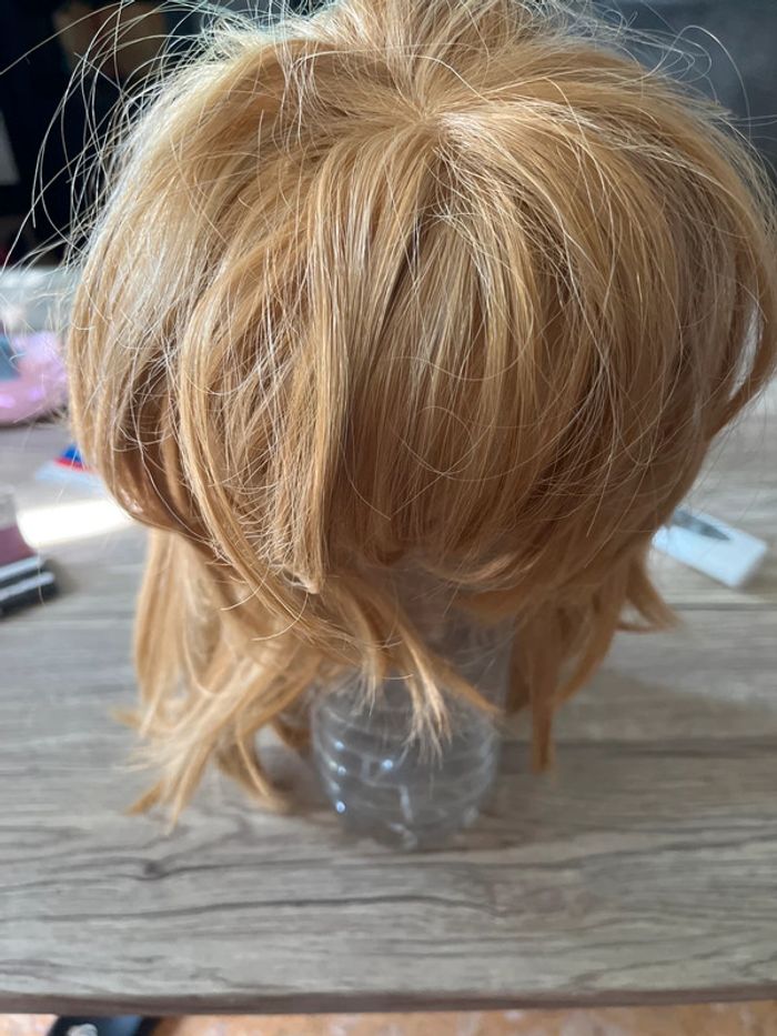 Perruque blonde courte en fibre Kanekalon – effet naturel/ belle couleur - photo numéro 3