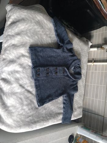 Lot 2 gilets et 1 pull Kiabi 12 mois