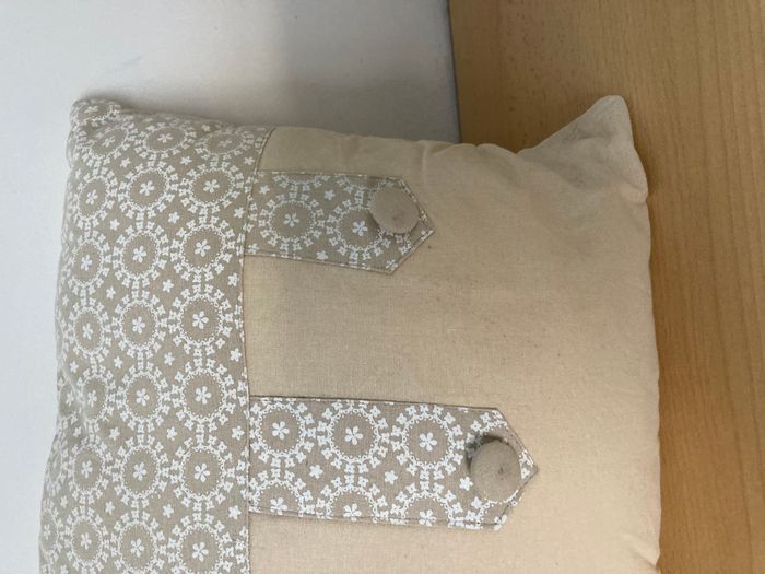 petit coussin beige - photo numéro 3