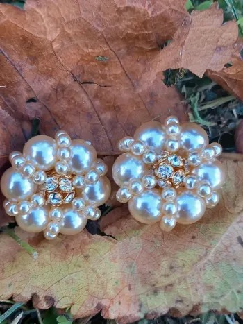 Boucles d'oreilles vintage à clip perles banches de différentes dimension très chic