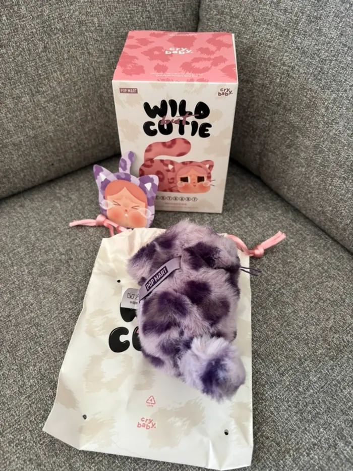Popmart Cry Baby ( Néon Cutie ) - photo numéro 3