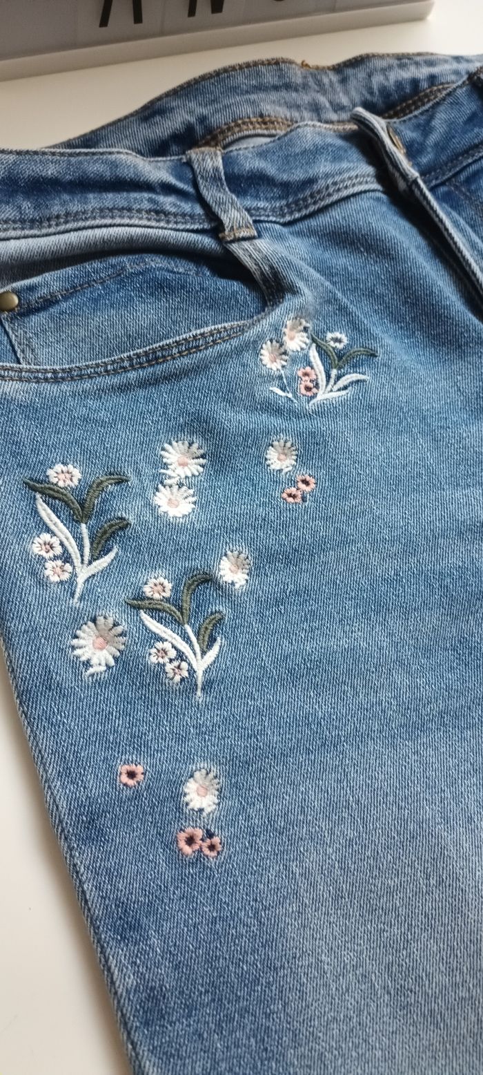 Jean broderies fleurs - photo numéro 3