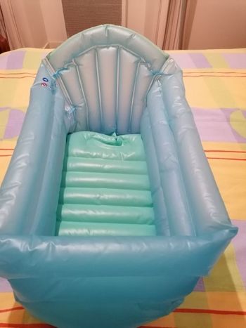 À vendre un lot de 3 draps, 1 'aleze, 2 tours de lit, 1 tapis de jeu et 1 baignoire