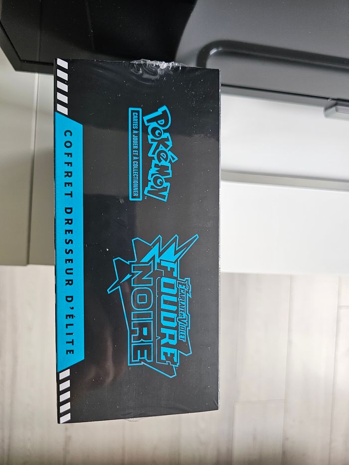 ETB Pokemon 10.5 Foudre Noire Scellée intact - Carton légèrement plié - photo numéro 3