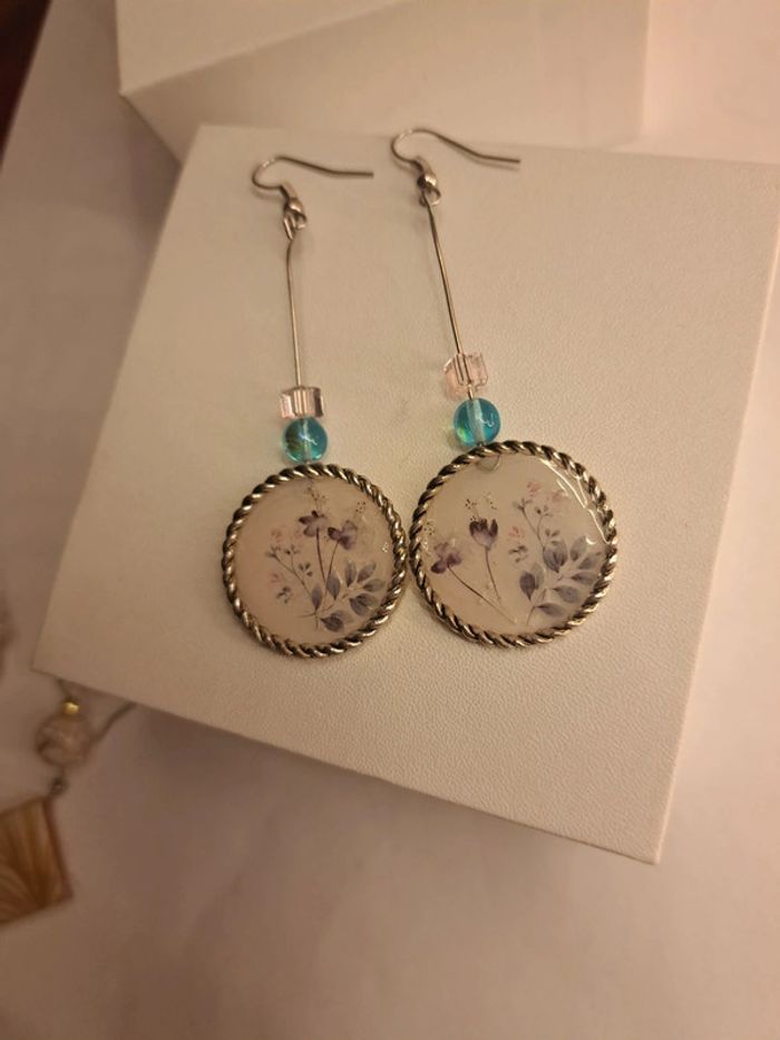 Boucles d'oreilles pendante en résine florale - photo numéro 3