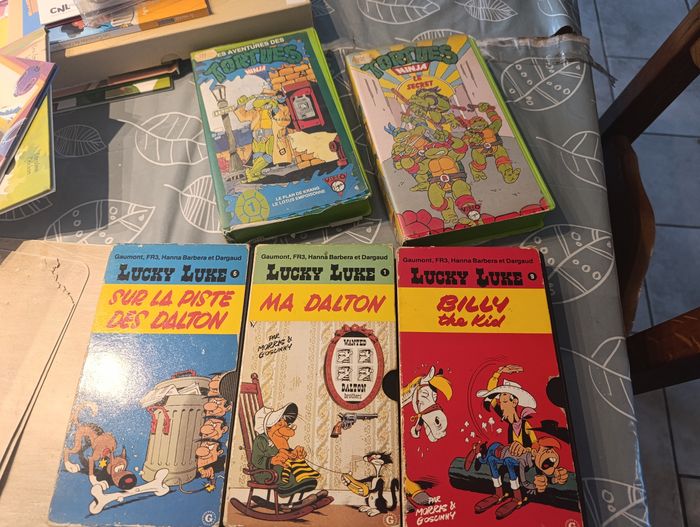 Cassettes vidéo. Les tortues ninja et lucky Luke. - photo numéro 1