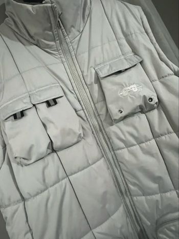 Gros manteau très chaud homme gris réversible taille XL un côté polaire et un côté bien matelassé comme neuve de nombreuses poches .. je ne me rappelle plus de la marque