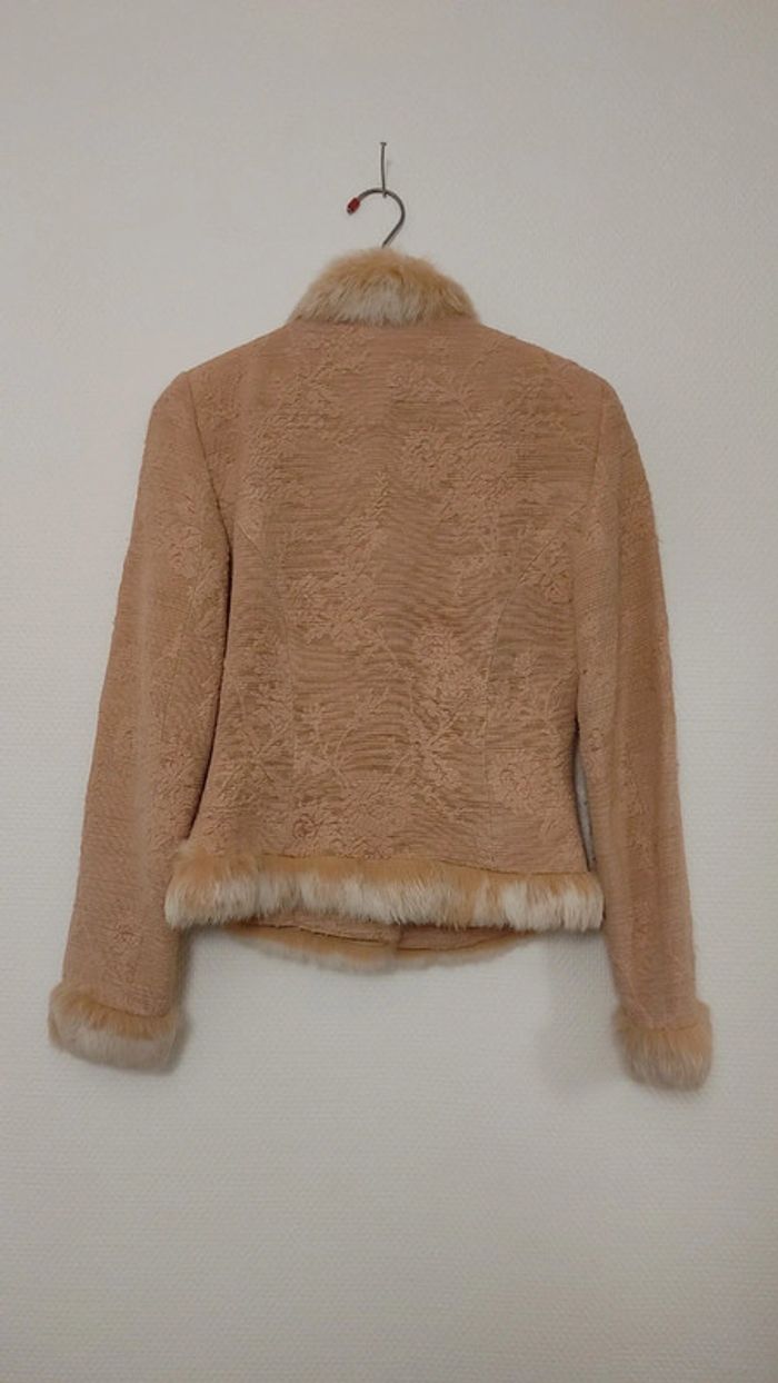 Veste chic avec fourrure sur le col haut les manches et le devant - photo numéro 6