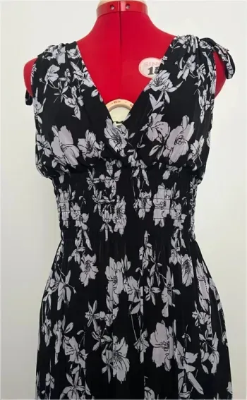 Robe longue fluide noire et lilas fleurie