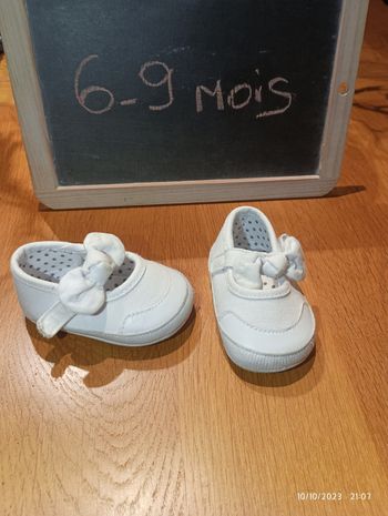 Chaussures bébé 6-9 mois en très bon état