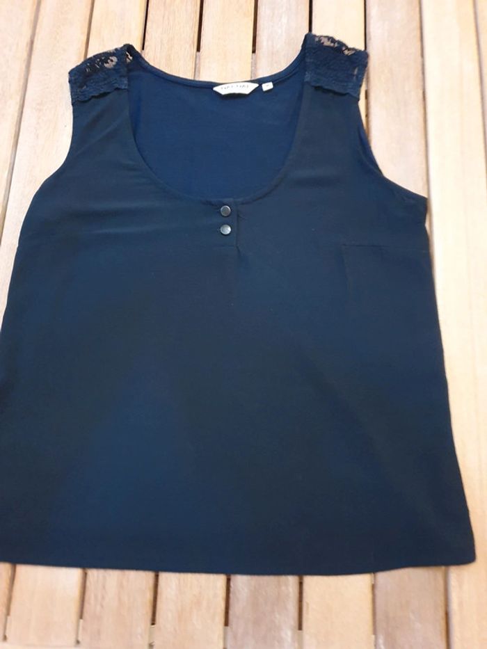 Top Naf naf bleu marine taille M avec dentelle