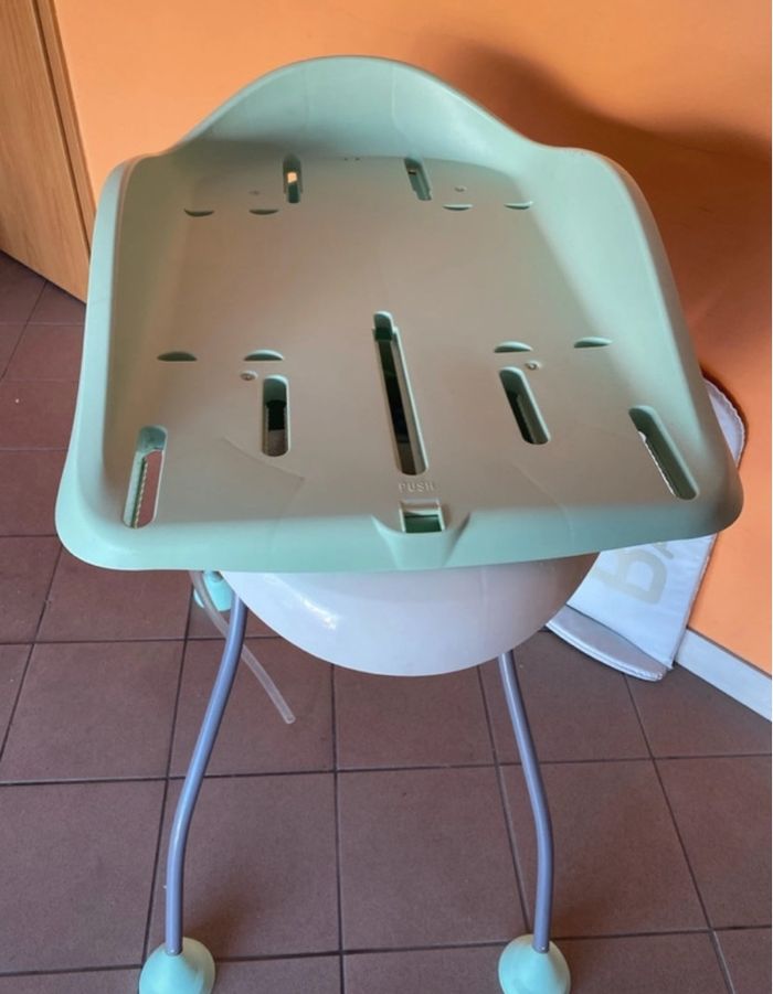 Baignoire bébé 4 pieds pliable avec table à langer amovible et jouets - photo numéro 5