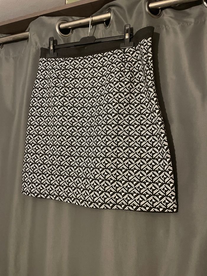 Jupe courte   T42« Dessins » noir et blanc
