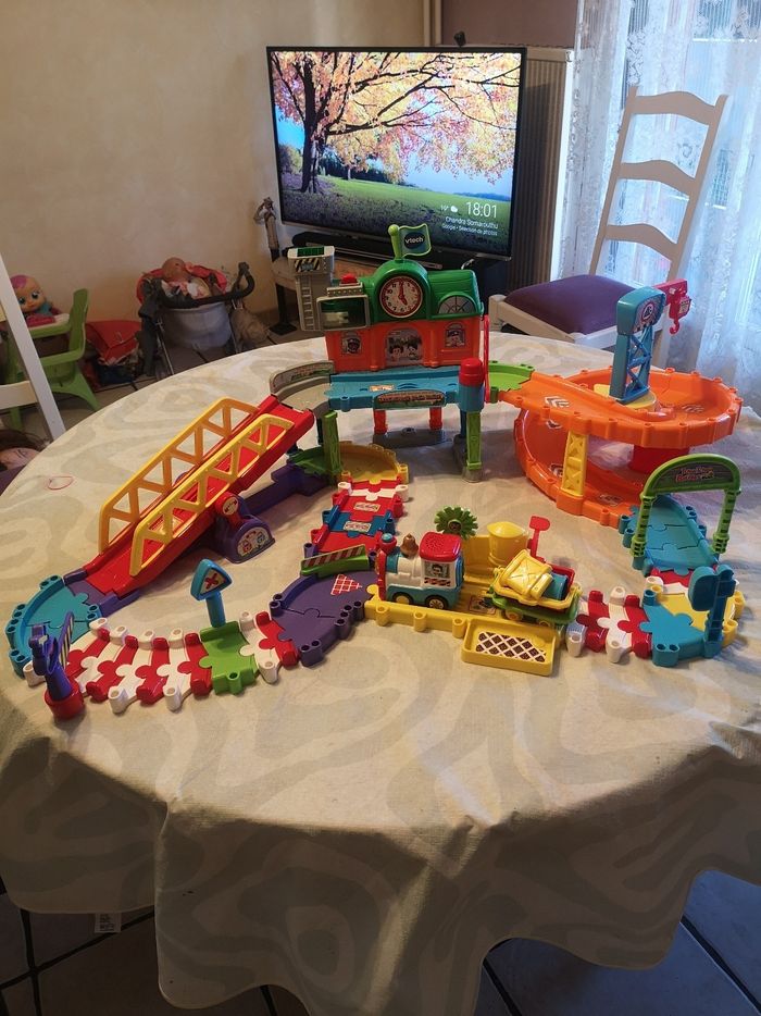 Jouet Circuit train twist Benjamin marque Vtech 18mois