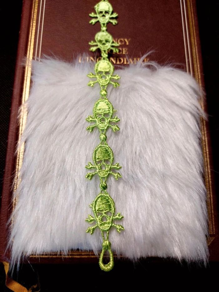 Magnifique bracelet ajustable en tissu broderie verte tête de mort - photo numéro 3