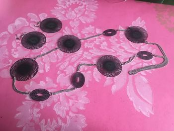 Ensemble collier-sautoir et boucle d’oreilles percées métal et plastique ajouré noir