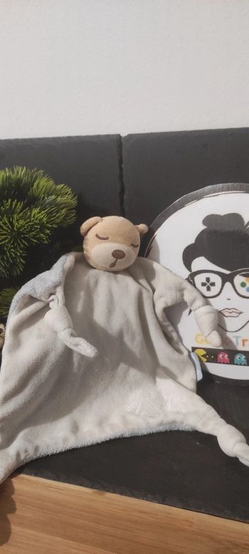 Doudou plat Ours dormeur Kaloo bleu Enfants 4 noeuds marron blanc plat carré