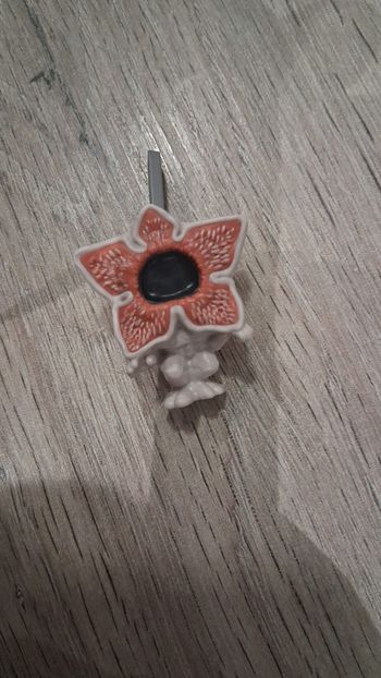 Figurine kinder strangers things