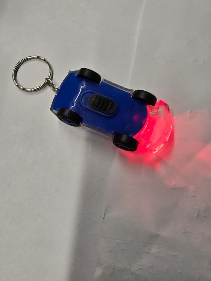 Porte clés voiture lumineuse - photo numéro 5