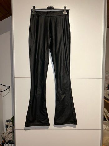 Pantalon patte d’éléphant en similicuir noir – correspond à XS/S – neuf