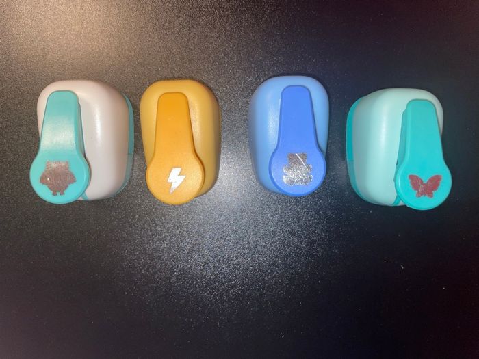Lot de 4 perforatrices fantaisie colorées – chouette, ours, éclair, papillon