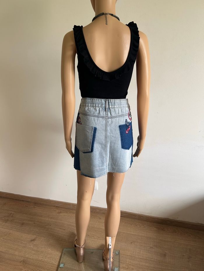 Jupe en jean neuve avec broderies Desigual taille 34 (taille très grand) - photo numéro 6